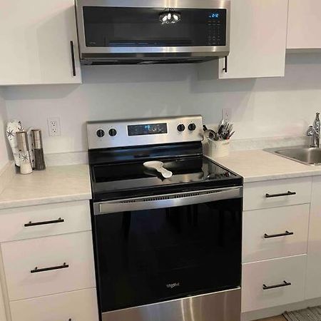 Adorable 1 Bedroom Suite- A Skip To Galloping Goose فكتوريا المظهر الخارجي الصورة