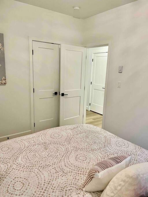 Adorable 1 Bedroom Suite- A Skip To Galloping Goose فكتوريا المظهر الخارجي الصورة