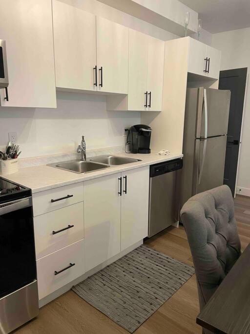Adorable 1 Bedroom Suite- A Skip To Galloping Goose فكتوريا المظهر الخارجي الصورة