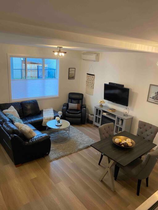 Adorable 1 Bedroom Suite- A Skip To Galloping Goose فكتوريا المظهر الخارجي الصورة