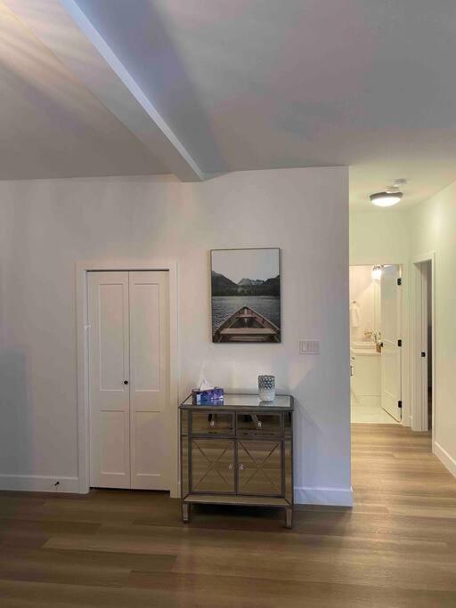 Adorable 1 Bedroom Suite- A Skip To Galloping Goose فكتوريا المظهر الخارجي الصورة