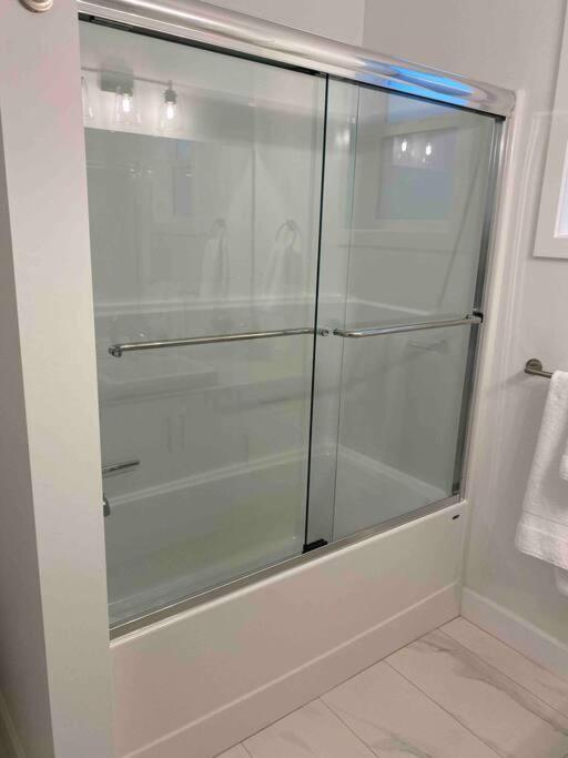 Adorable 1 Bedroom Suite- A Skip To Galloping Goose فكتوريا المظهر الخارجي الصورة