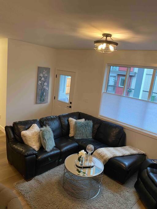 Adorable 1 Bedroom Suite- A Skip To Galloping Goose فكتوريا المظهر الخارجي الصورة