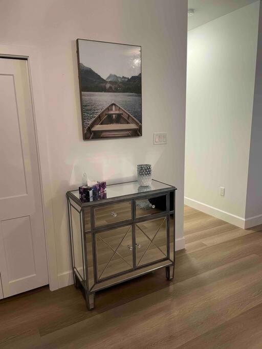 Adorable 1 Bedroom Suite- A Skip To Galloping Goose فكتوريا المظهر الخارجي الصورة