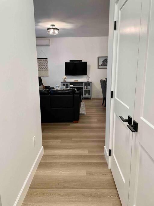 Adorable 1 Bedroom Suite- A Skip To Galloping Goose فكتوريا المظهر الخارجي الصورة