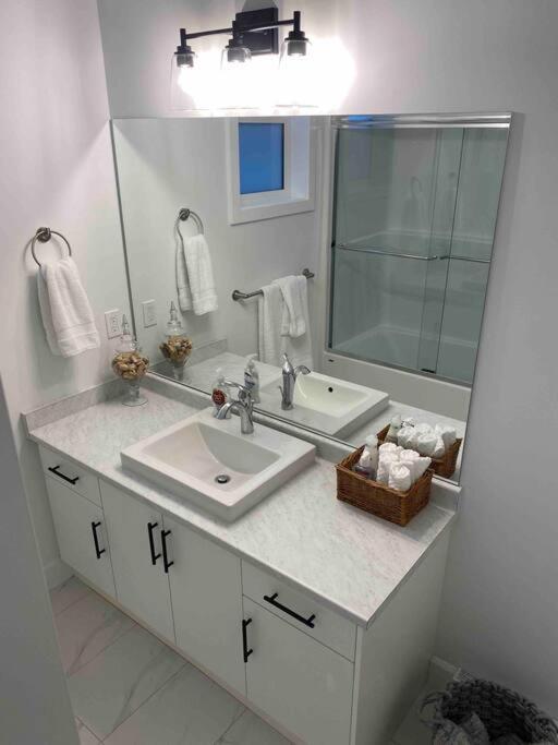 Adorable 1 Bedroom Suite- A Skip To Galloping Goose فكتوريا المظهر الخارجي الصورة