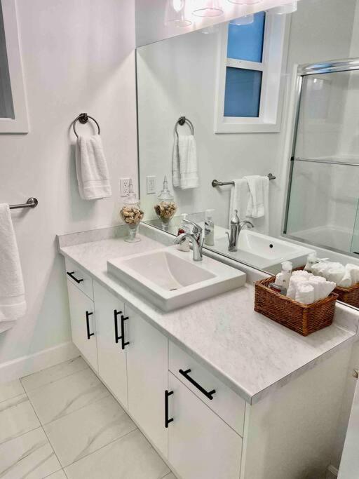 Adorable 1 Bedroom Suite- A Skip To Galloping Goose فكتوريا المظهر الخارجي الصورة