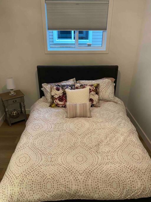 Adorable 1 Bedroom Suite- A Skip To Galloping Goose فكتوريا المظهر الخارجي الصورة